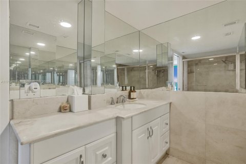 Condo in Bay Harbor Islands, Florida, 2 bedrooms  № 1691523 - photo 16