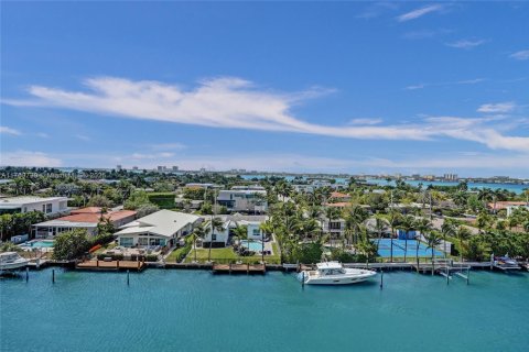 Condo in Bay Harbor Islands, Florida, 2 bedrooms  № 1691523 - photo 3