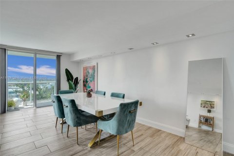 Condo in Bay Harbor Islands, Florida, 2 bedrooms  № 1691523 - photo 21