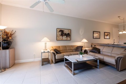 Condo in Land O' Lakes, Florida, 2 bedrooms  № 2400390 - photo 11