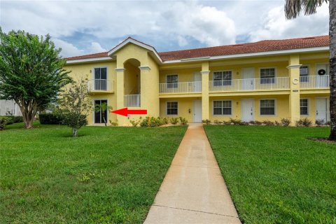 Condo in Land O' Lakes, Florida, 2 bedrooms  № 2400390 - photo 4