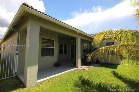 House in Weston, Florida 4 bedrooms, 230.03 sq.m. № 1954156 - photo 14