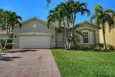 House in Weston, Florida 4 bedrooms, 230.03 sq.m. № 1954156 - photo 1