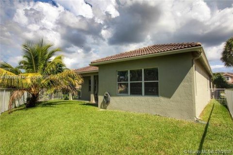 House in Weston, Florida 4 bedrooms, 230.03 sq.m. № 1954156 - photo 13
