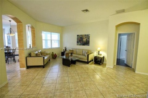 House in Weston, Florida 4 bedrooms, 230.03 sq.m. № 1954156 - photo 3