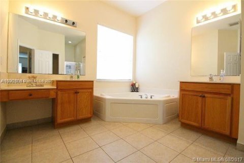 House in Weston, Florida 4 bedrooms, 230.03 sq.m. № 1954156 - photo 9