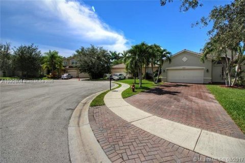 House in Weston, Florida 4 bedrooms, 230.03 sq.m. № 1954156 - photo 2