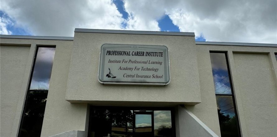Commercial property in Clearwater, Florida 753.9 sq.m. № 1608491
