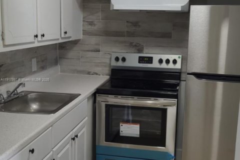 Condominio en alquiler en West Palm Beach, Florida, 1 dormitorio, 57.13 m2 № 1973521 - foto 1