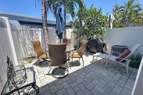 Duplex in Holmes Beach, Florida 2 bedrooms, 97.55 sq.m. № 2167386 - photo 9