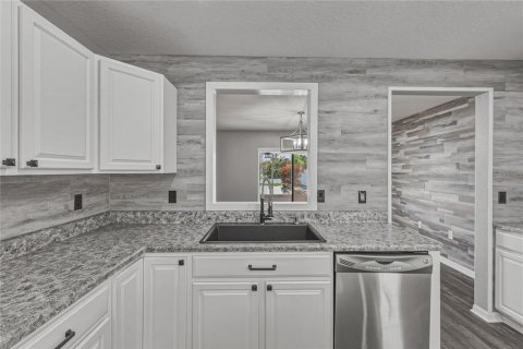 House in Dade City, Florida 4 bedrooms, 258.73 sq.m. № 2135821 - photo 14