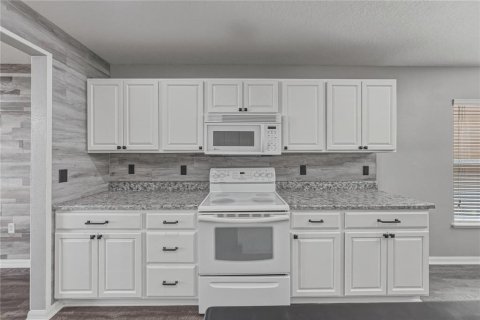 House in Dade City, Florida 4 bedrooms, 258.73 sq.m. № 2135821 - photo 15