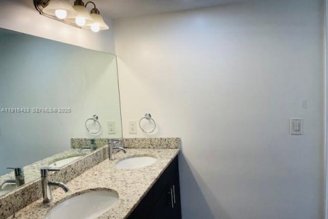 Copropriété à louer à Miami, Floride: 2 chambres, 80.45 m2 № 1971894 - photo 9