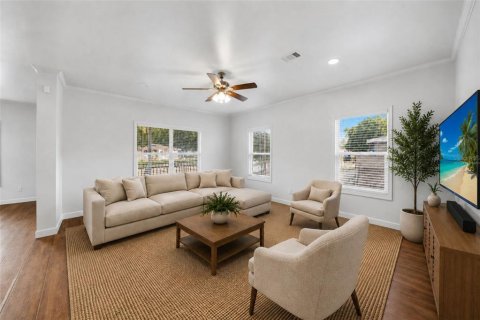 House in Orlando, Florida 4 bedrooms, 178.37 sq.m. № 2107116 - photo 14