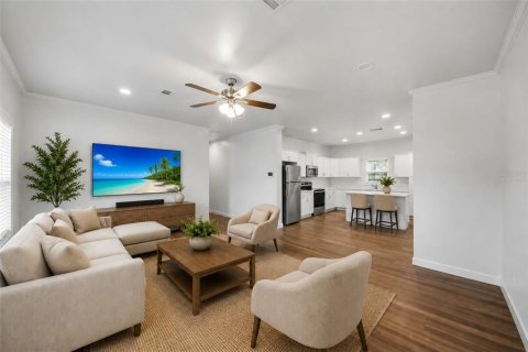 House in Orlando, Florida 4 bedrooms, 178.37 sq.m. № 2107116 - photo 12