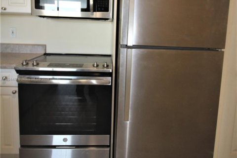 Condo in Sunny Isles Beach, Florida, 2 bedrooms  № 1942812 - photo 15