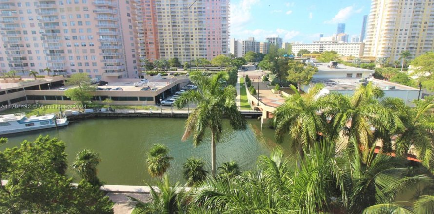 Condo in Sunny Isles Beach, Florida, 2 bedrooms  № 1942812