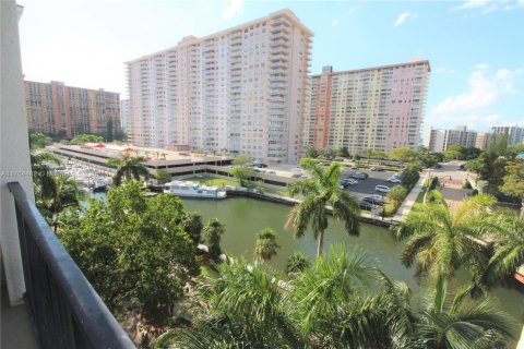 Condo in Sunny Isles Beach, Florida, 2 bedrooms  № 1942812 - photo 2