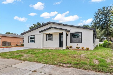 House in Largo, Florida 5 bedrooms, 219.62 sq.m. № 2329542