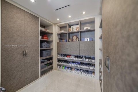 Condo in Sunny Isles Beach, Florida, 2 bedrooms  № 1928414 - photo 23