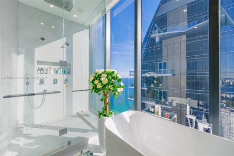 Condo in Sunny Isles Beach, Florida, 2 bedrooms  № 1928414 - photo 22