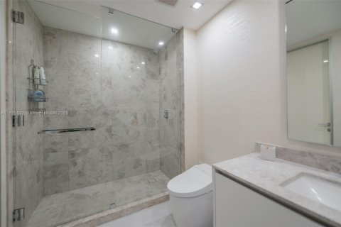 Condo in Sunny Isles Beach, Florida, 2 bedrooms  № 1928414 - photo 27