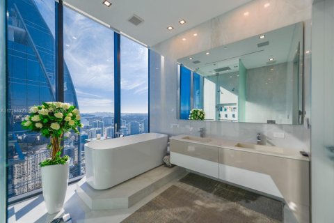 Condo in Sunny Isles Beach, Florida, 2 bedrooms  № 1928414 - photo 20