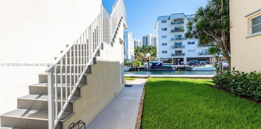 Кондоминиум с 1 спальней в Норт-Майами-Бич, Флорида № 1985117