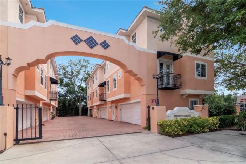 Townhouse in Tampa, Florida 3 bedrooms, 144.28 sq.m. № 2151533 - photo 3