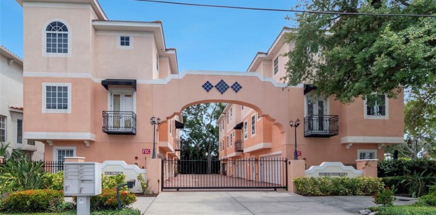Townhouse in Tampa, Florida 3 bedrooms, 144.28 sq.m. № 2151533