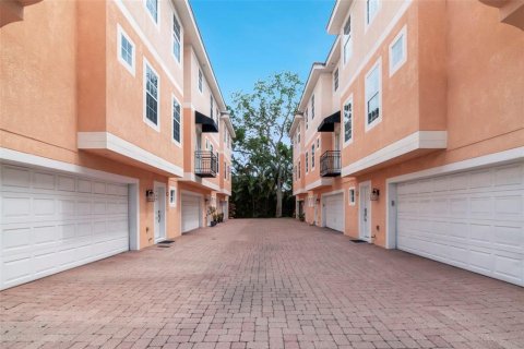 Townhouse in Tampa, Florida 3 bedrooms, 144.28 sq.m. № 2151533 - photo 4