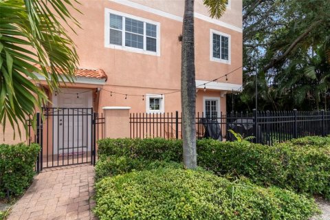 Townhouse in Tampa, Florida 3 bedrooms, 144.28 sq.m. № 2151533 - photo 2