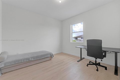 House in Miami, Florida 5 bedrooms, 245.26 sq.m. № 1828681 - photo 18