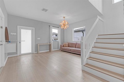 House in Miami, Florida 5 bedrooms, 245.26 sq.m. № 1828681 - photo 4