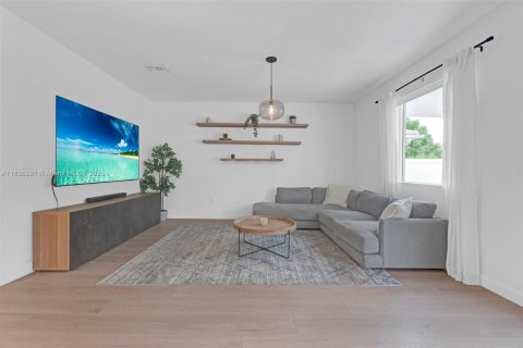 House in Miami, Florida 5 bedrooms, 245.26 sq.m. № 1828681 - photo 11