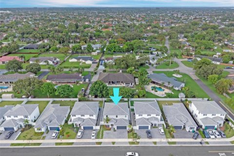 House in Miami, Florida 5 bedrooms, 245.26 sq.m. № 1828681 - photo 27