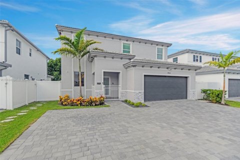 House in Miami, Florida 5 bedrooms, 245.26 sq.m. № 1828681 - photo 2