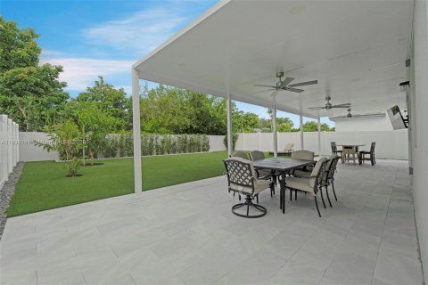 House in Miami, Florida 5 bedrooms, 245.26 sq.m. № 1828681 - photo 24