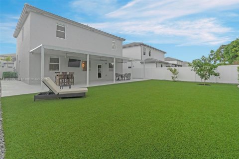 House in Miami, Florida 5 bedrooms, 245.26 sq.m. № 1828681 - photo 22