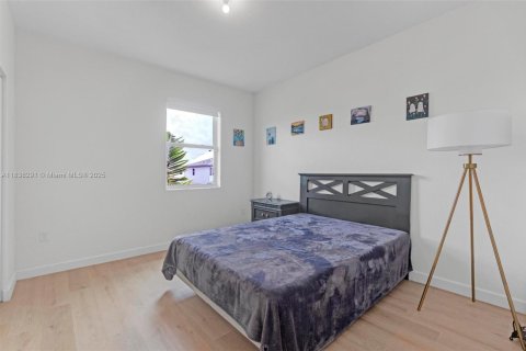 House in Miami, Florida 5 bedrooms, 245.26 sq.m. № 1828681 - photo 19