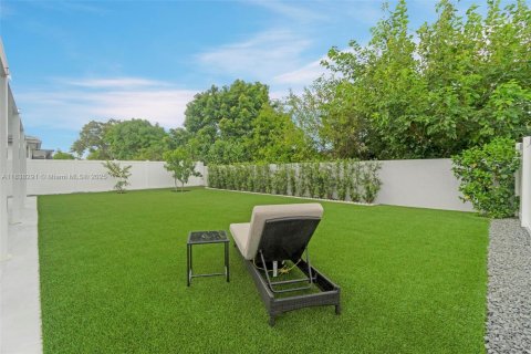 House in Miami, Florida 5 bedrooms, 245.26 sq.m. № 1828681 - photo 23