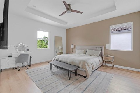 House in Miami, Florida 5 bedrooms, 245.26 sq.m. № 1828681 - photo 14