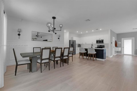 House in Miami, Florida 5 bedrooms, 245.26 sq.m. № 1828681 - photo 5