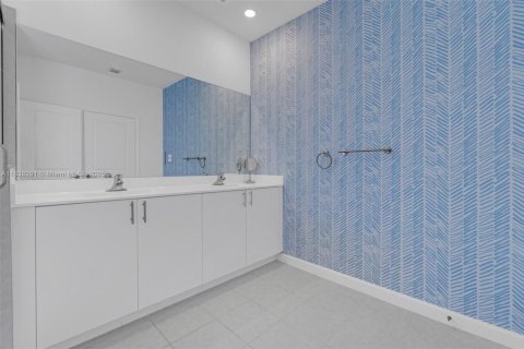 House in Miami, Florida 5 bedrooms, 245.26 sq.m. № 1828681 - photo 15