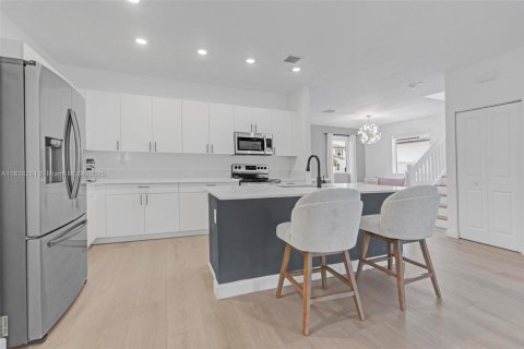 House in Miami, Florida 5 bedrooms, 245.26 sq.m. № 1828681 - photo 8