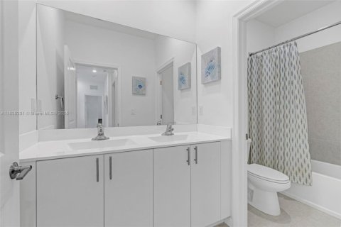 House in Miami, Florida 5 bedrooms, 245.26 sq.m. № 1828681 - photo 20