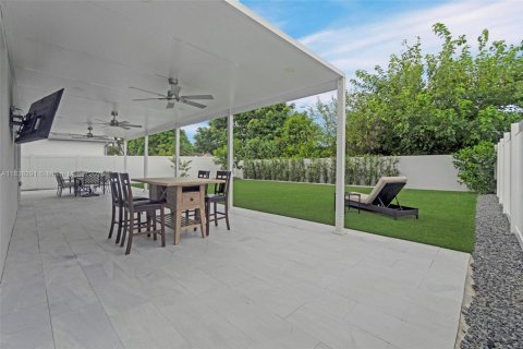 House in Miami, Florida 5 bedrooms, 245.26 sq.m. № 1828681 - photo 25