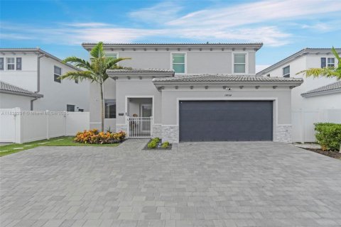 House in Miami, Florida 5 bedrooms, 245.26 sq.m. № 1828681 - photo 1