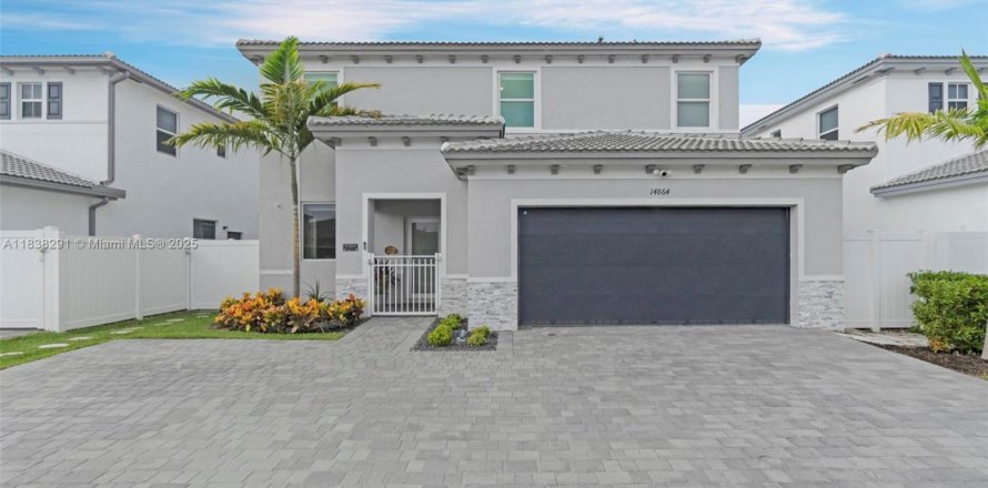 House in Miami, Florida 5 bedrooms, 245.26 sq.m. № 1828681