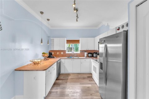Villa ou maison à louer à Miami, Floride: 4 chambres, 158.68 m2 № 2171089 - photo 13